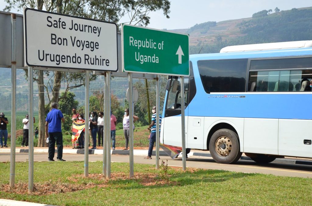 Is border crossing between Rwanda and Uganda easy?