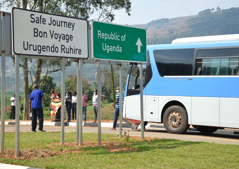 Is border crossing between Rwanda and Uganda easy?